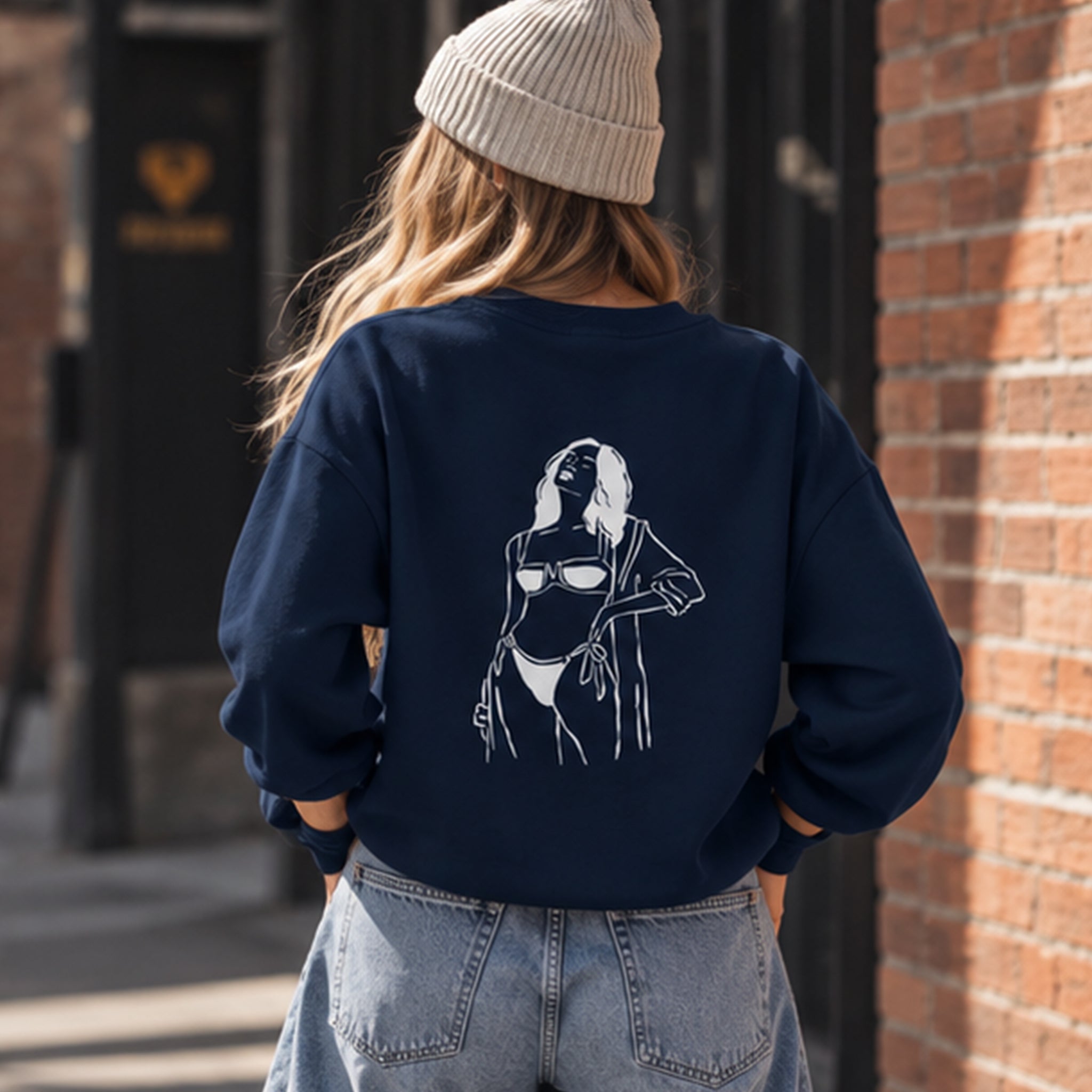 Catch Me By The Sea Oversize Sweatshirt – Lacivert – model üzerinde arka görünüm
