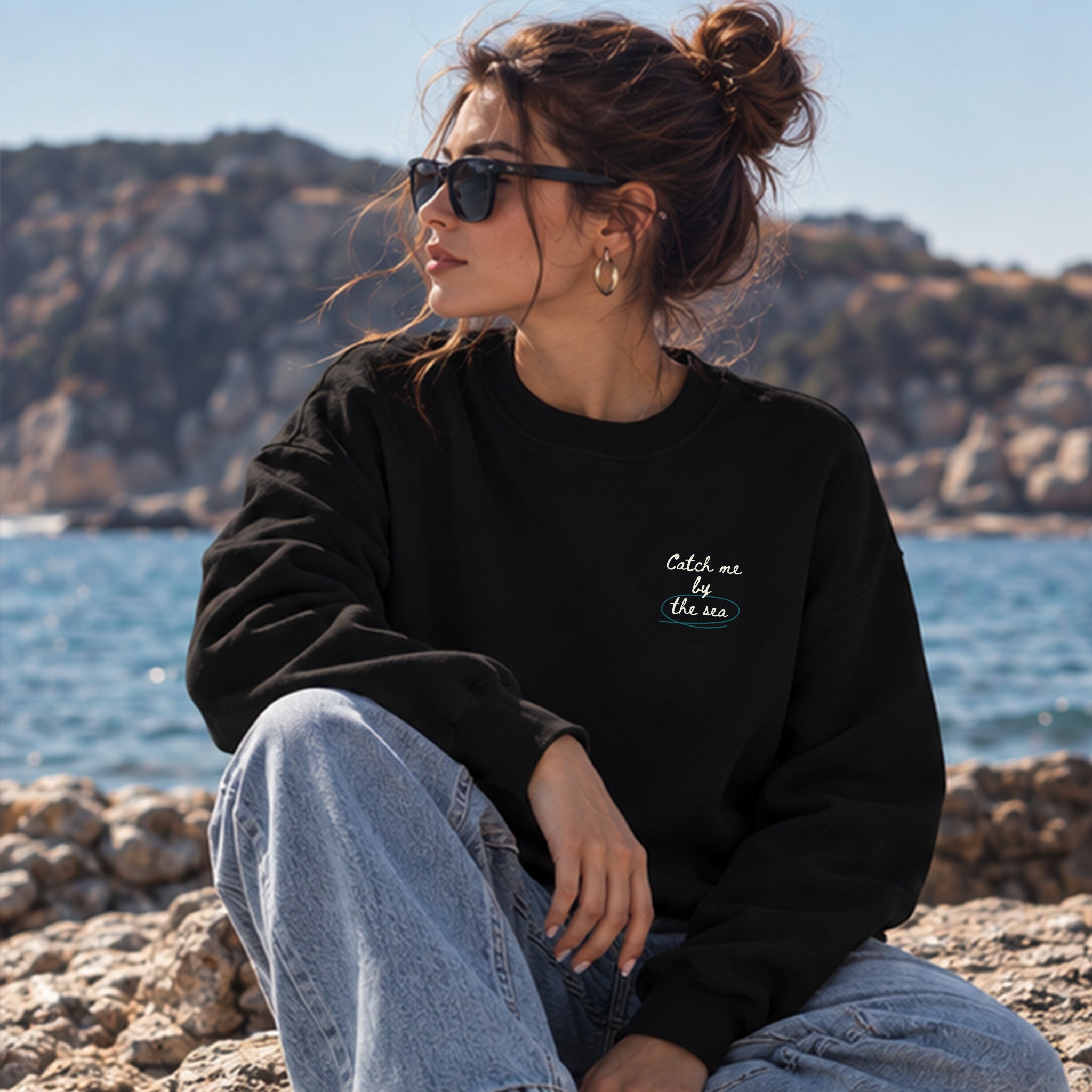 Catch Me By The Sea Oversize Sweatshirt – Siyah – model üzerinde ön görünüm