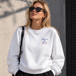 Catch Me By The Sea Oversize Sweatshirt – Beyaz – model üzerinde ön görünüm