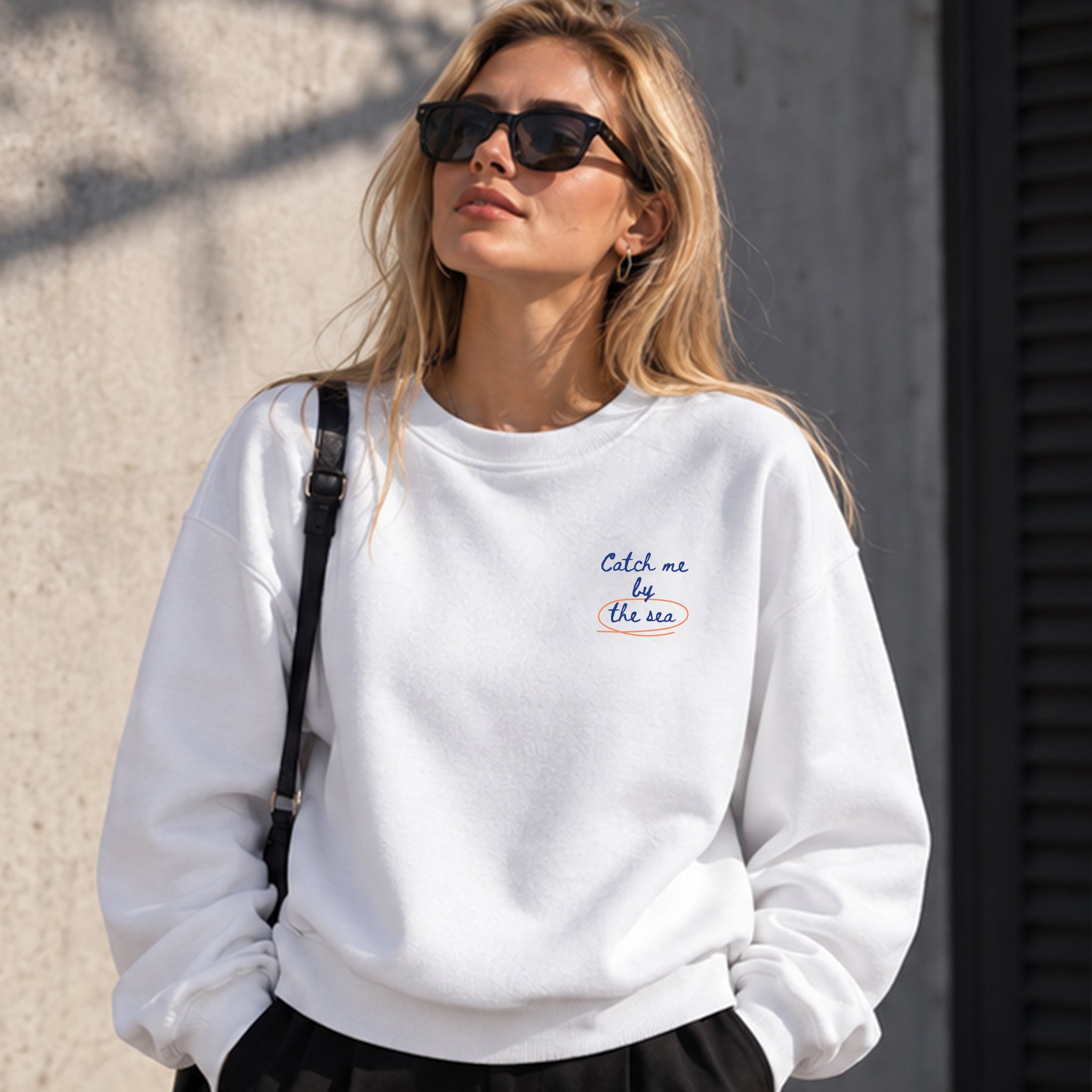 Catch Me By The Sea Oversize Sweatshirt – Beyaz – model üzerinde ön görünüm