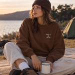 Catch Me By The Sea Oversize Sweatshirt – Kahverengi – model üzerinde ön görünüm