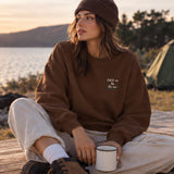 Catch Me By The Sea Oversize Sweatshirt – Kahverengi – model üzerinde ön görünüm