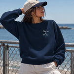 Catch Me By The Sea Oversize Sweatshirt – Lacivert – model üzerinde ön görünüm