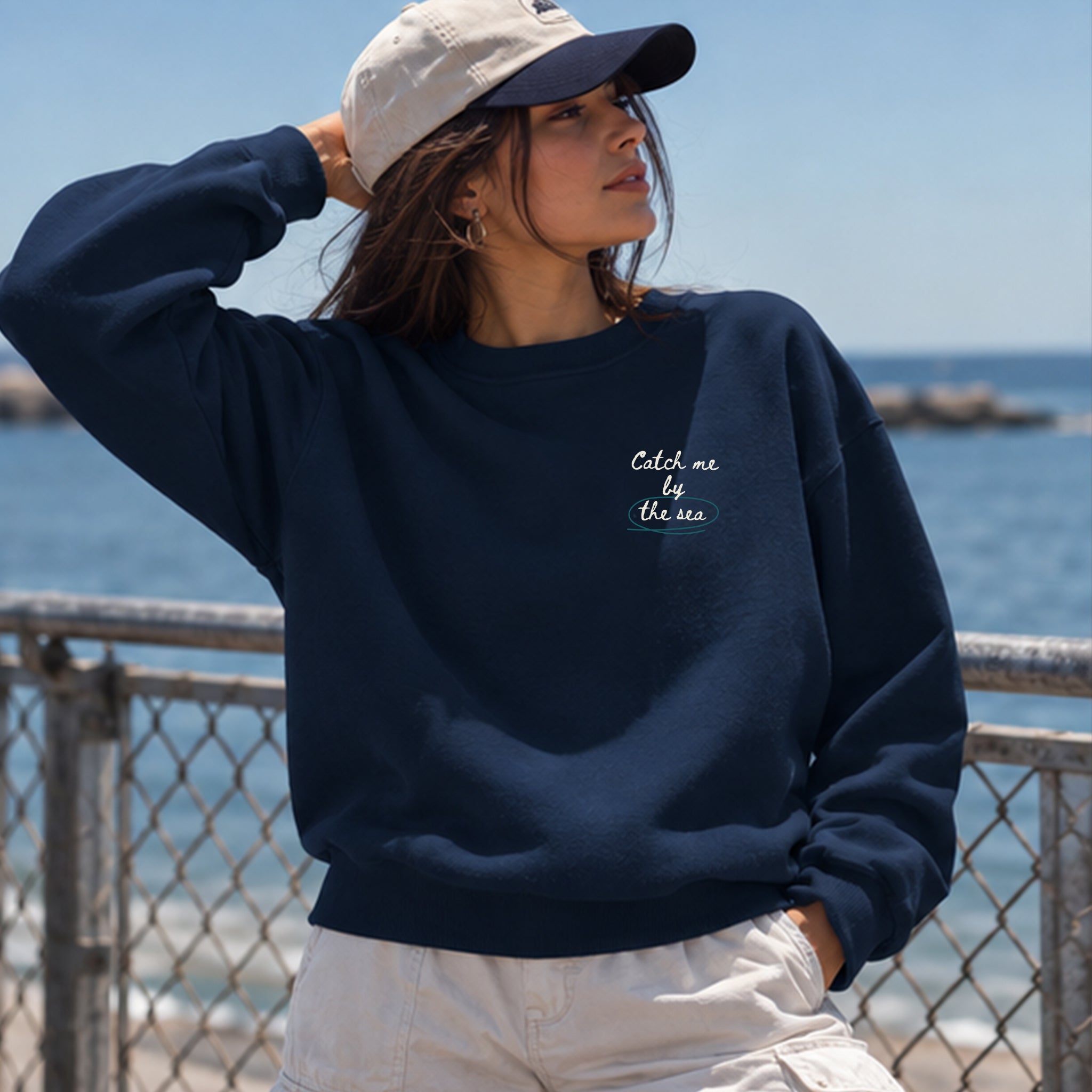 Catch Me By The Sea Oversize Sweatshirt – Lacivert – model üzerinde ön görünüm