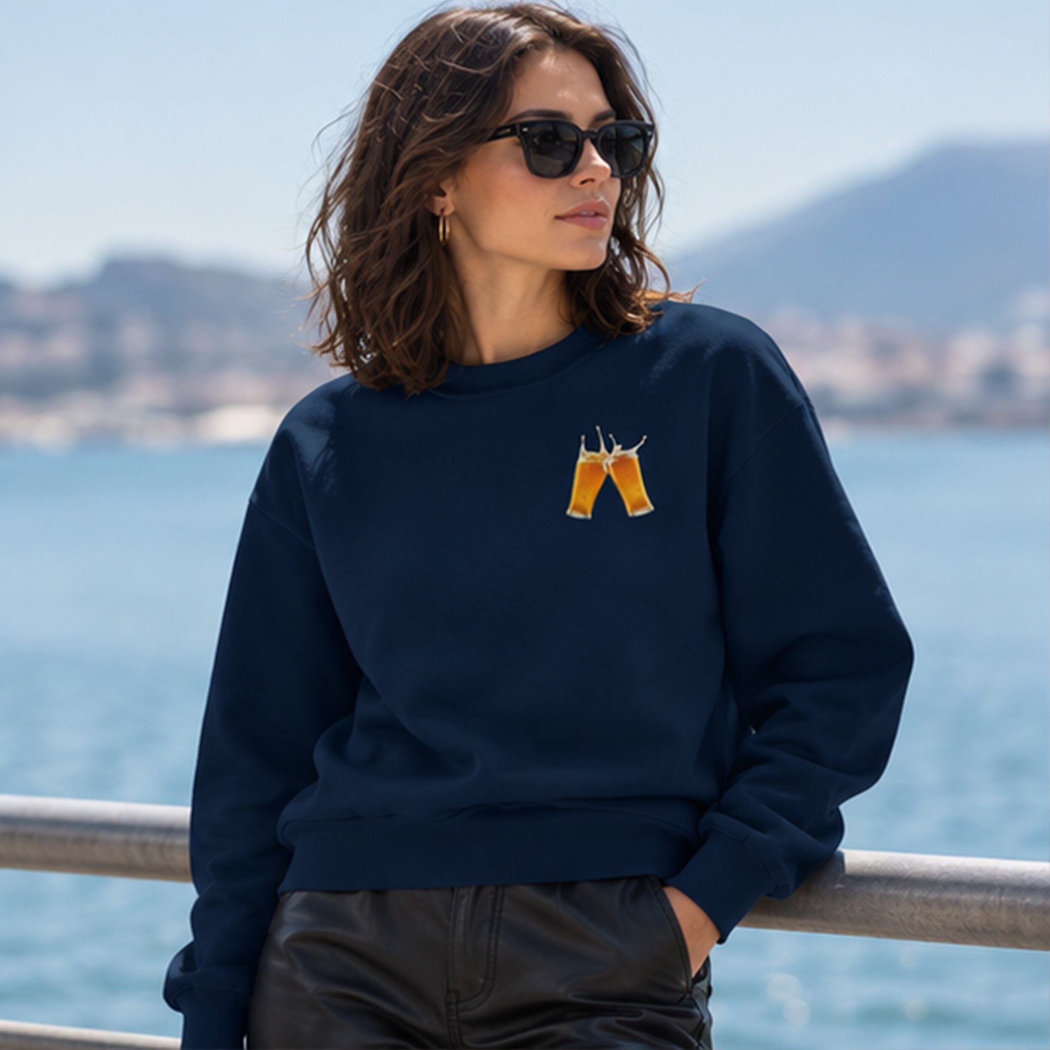 Lets Get Beers Tonight Oversize Sweatshirt – Lacivert – model üzerinde ön görünüm