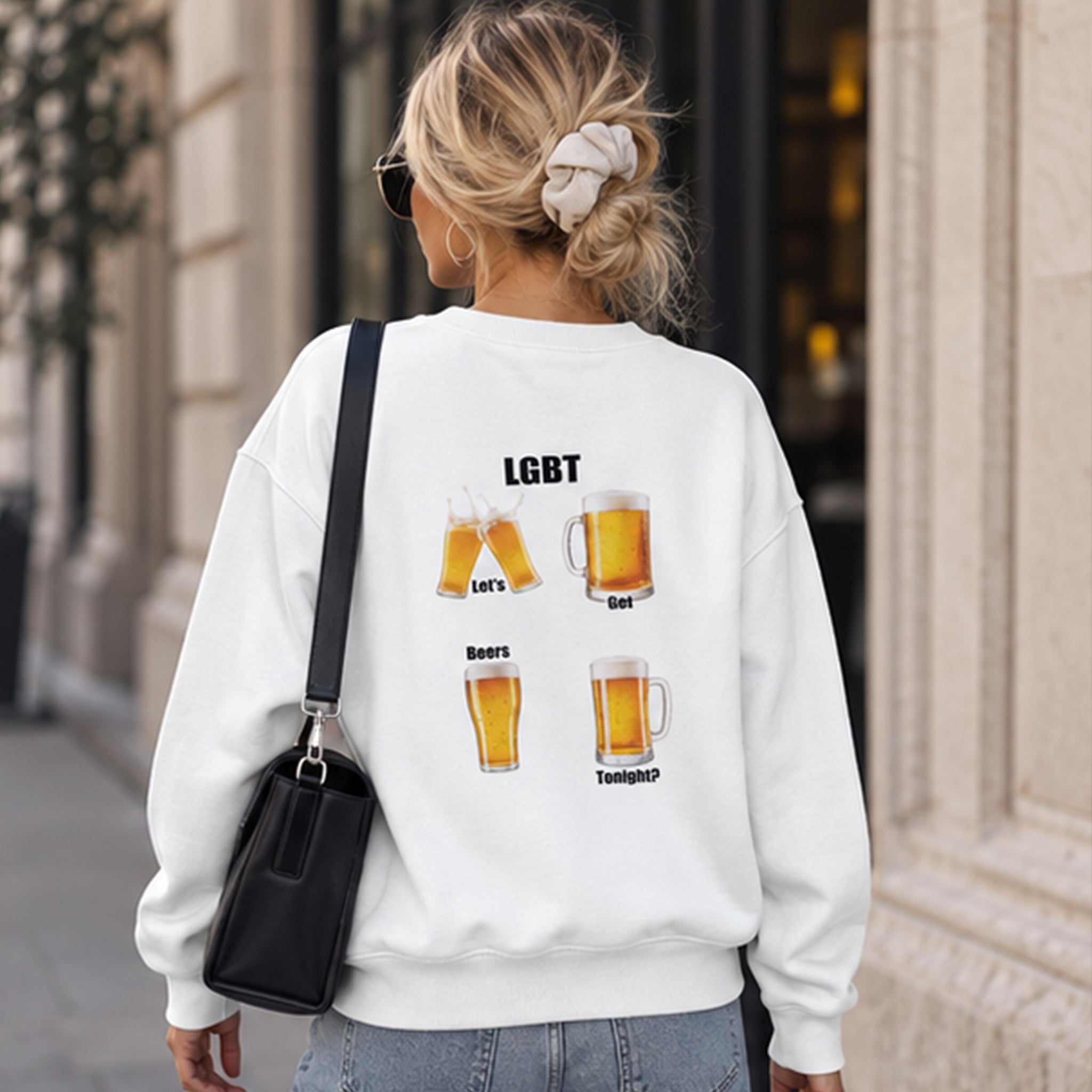 Lets Get Beers Tonight Oversize Sweatshirt – Beyaz – model üzerinde arka görünüm