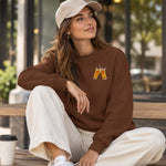 Lets Get Beers Tonight Oversize Sweatshirt – Kahverengi – model üzerinde ön görünüm