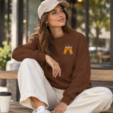 Lets Get Beers Tonight Oversize Sweatshirt – Kahverengi – model üzerinde ön görünüm