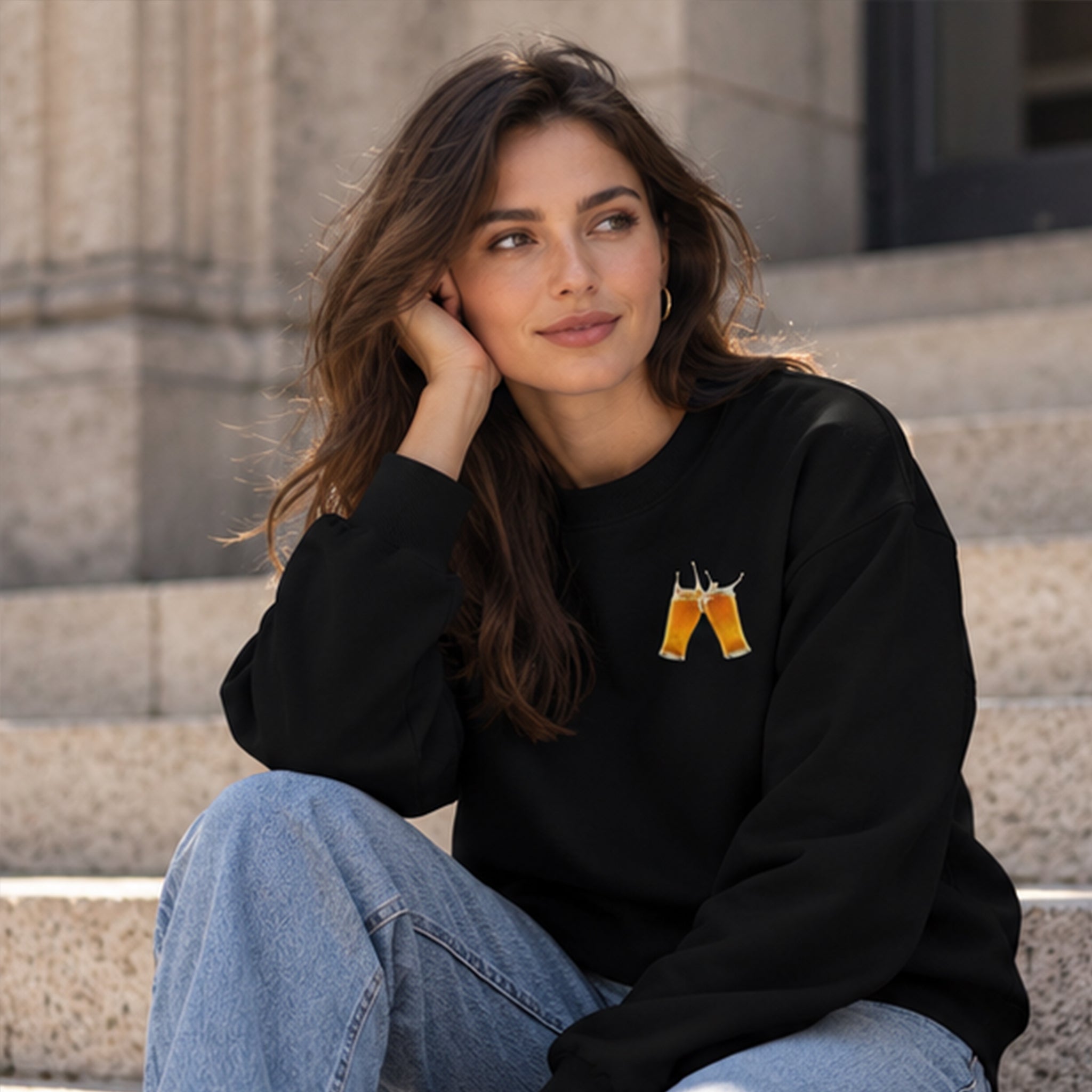 Lets Get Beers Tonight Oversize Sweatshirt – Siyah – model üzerinde ön görünüm