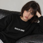 Queen Of Cringe Oversize Sweatshirt – Siyah – model üzerinde ön görünüm