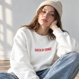 Queen Of Cringe Oversize Sweatshirt – Beyaz – model üzerinde ön görünüm
