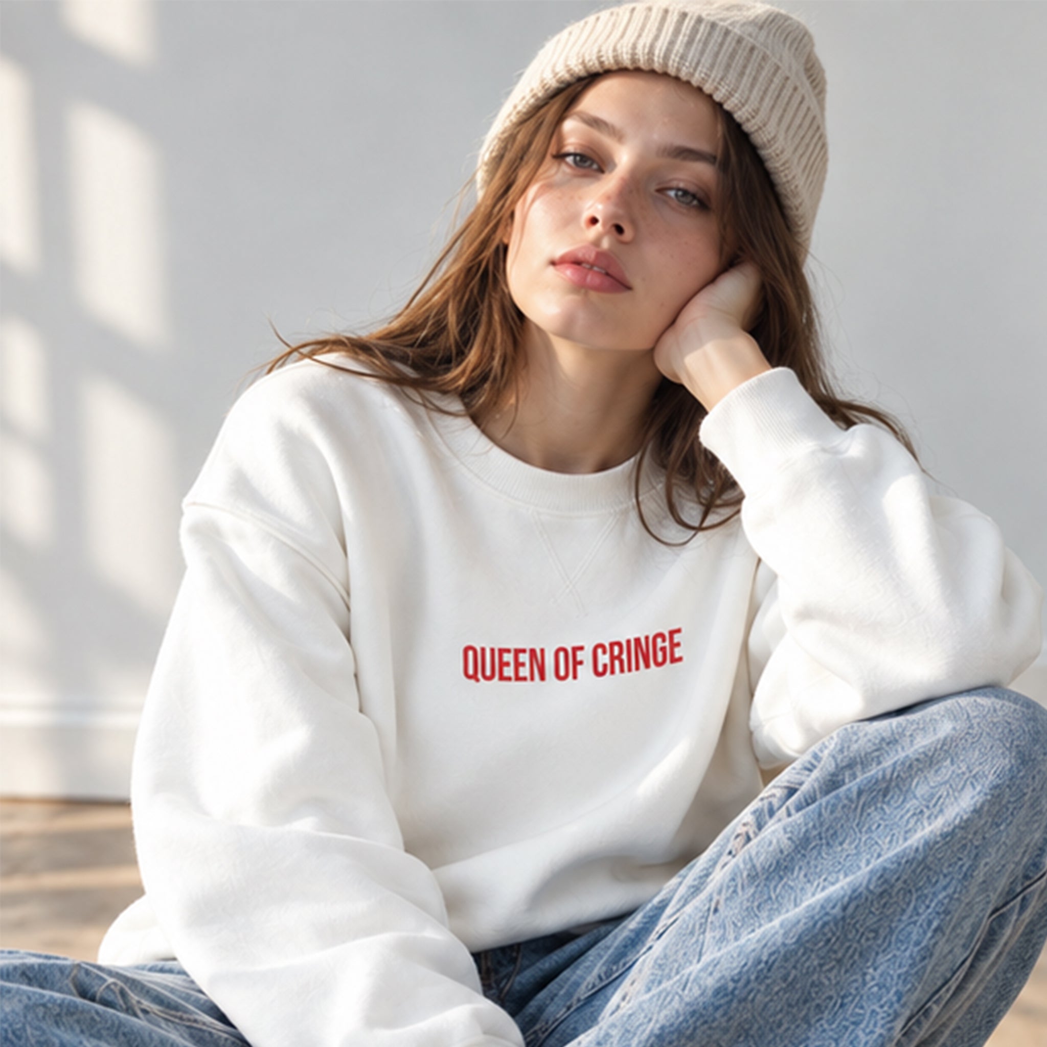 Queen Of Cringe Oversize Sweatshirt – Beyaz – model üzerinde ön görünüm