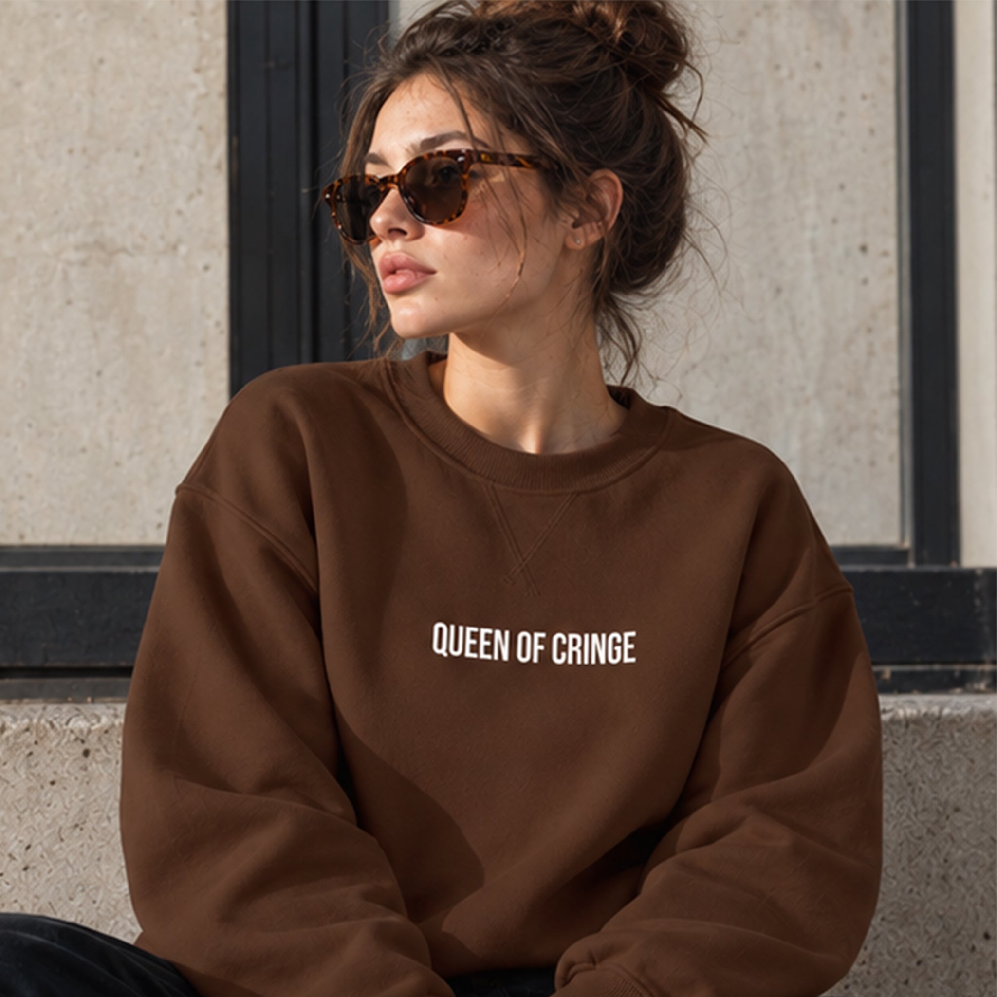 Queen Of Cringe Oversize Sweatshirt – Kahverengi – model üzerinde ön görünüm