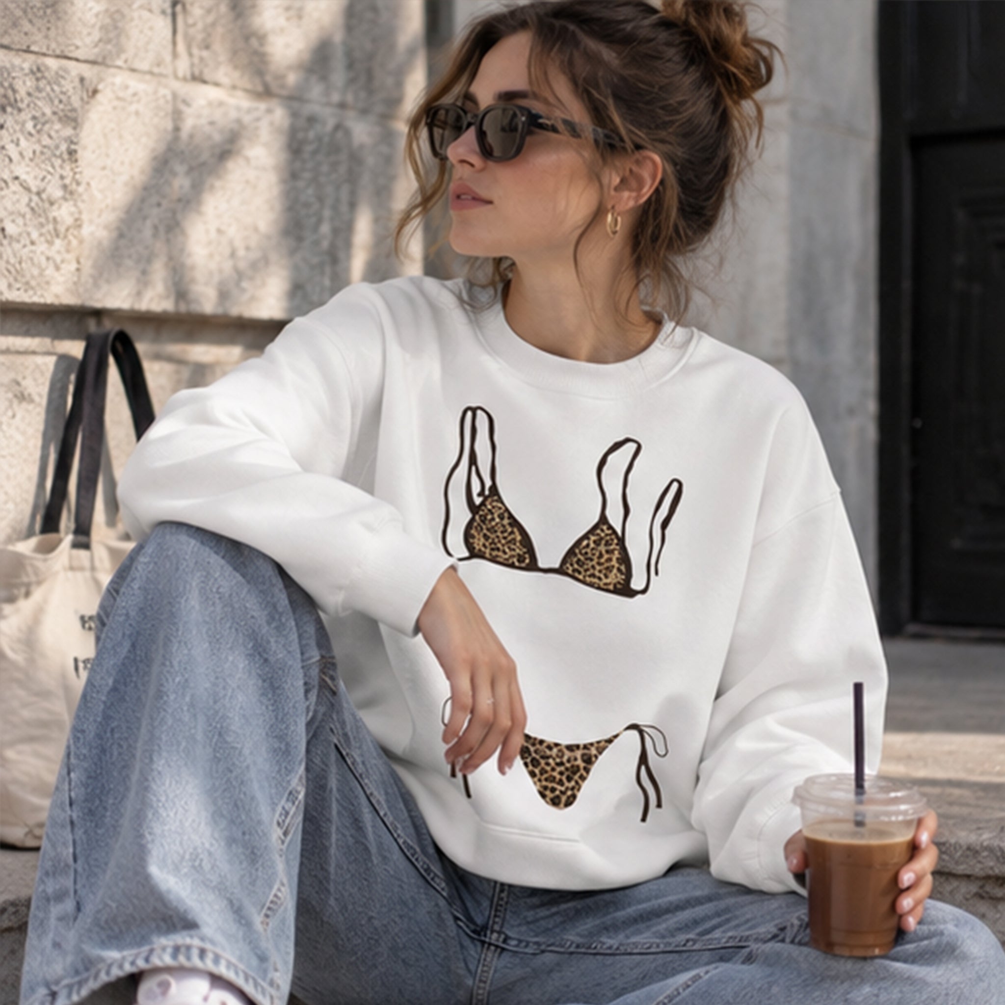 Leopard Bikini Oversize Sweatshirt – Beyaz – model üzerinde ön görünüm