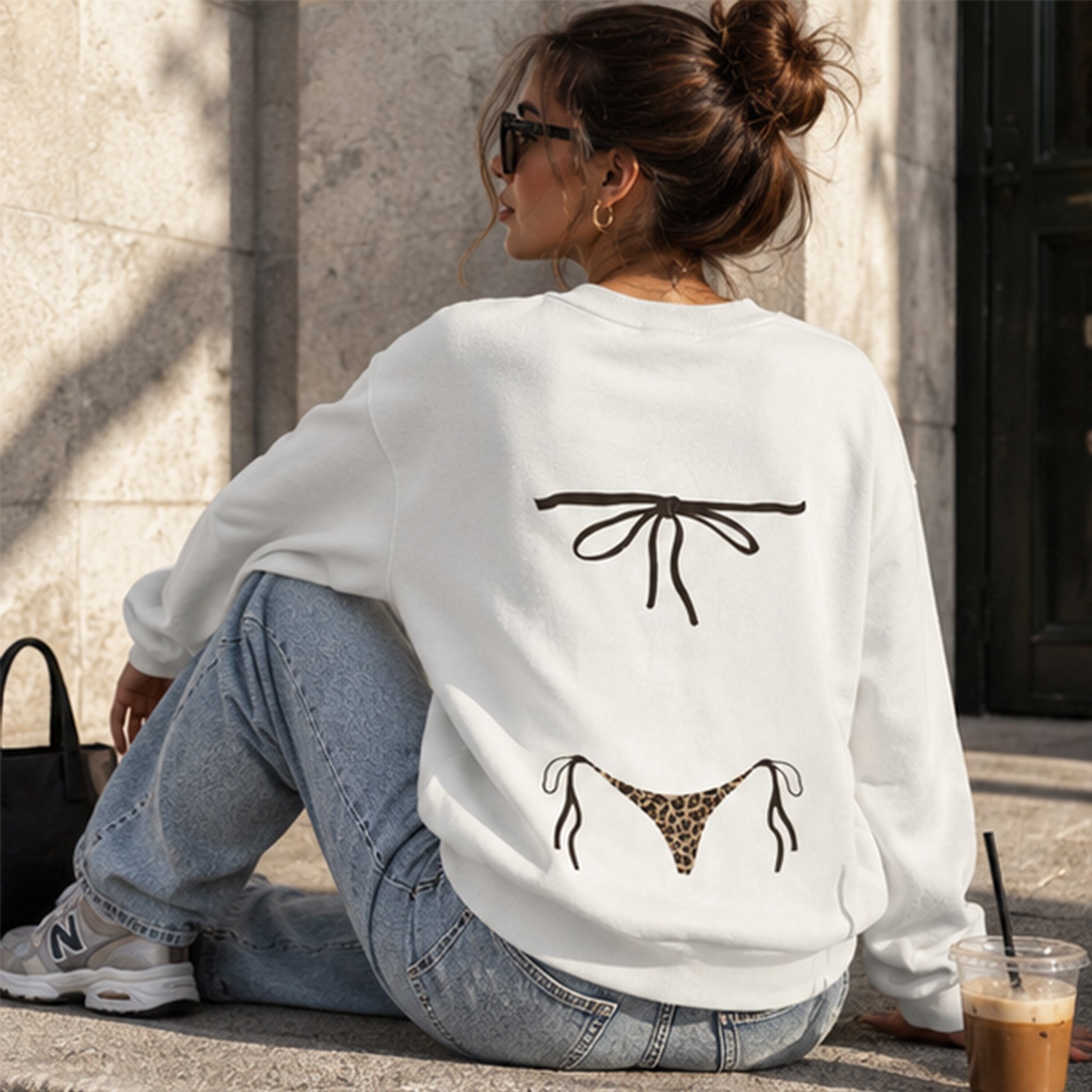 Leopard Bikini Oversize Sweatshirt – Beyaz – model üzerinde arka görünüm
