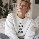 Do MILFs Oversize Sweatshirt – Beyaz – model üzerinde ön görünüm