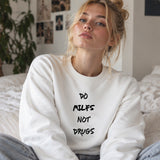 Do MILFs Oversize Sweatshirt – Beyaz – model üzerinde ön görünüm