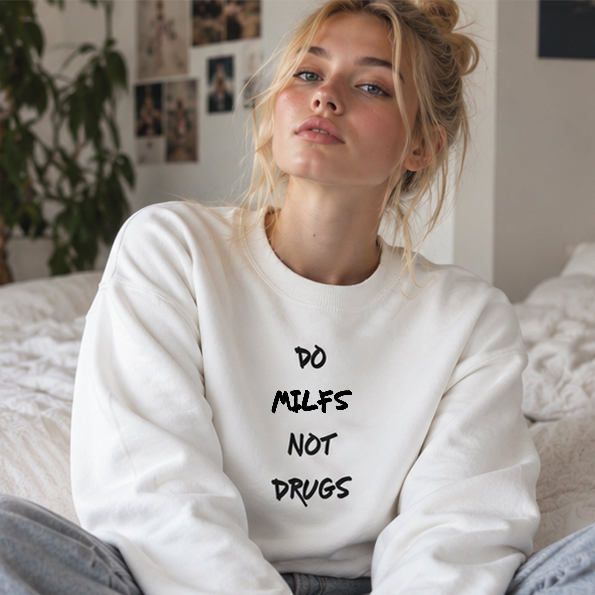 Do MILFs Oversize Sweatshirt – Beyaz – model üzerinde ön görünüm