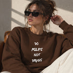 Do MILFs Oversize Sweatshirt – Kahverengi – model üzerinde ön görünüm