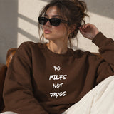 Do MILFs Oversize Sweatshirt – Kahverengi – model üzerinde ön görünüm
