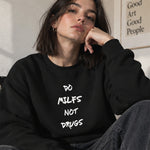 Do MILFs Oversize Sweatshirt – Siyah – model üzerinde ön görünüm