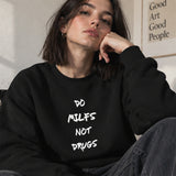 Do MILFs Oversize Sweatshirt – Siyah – model üzerinde ön görünüm