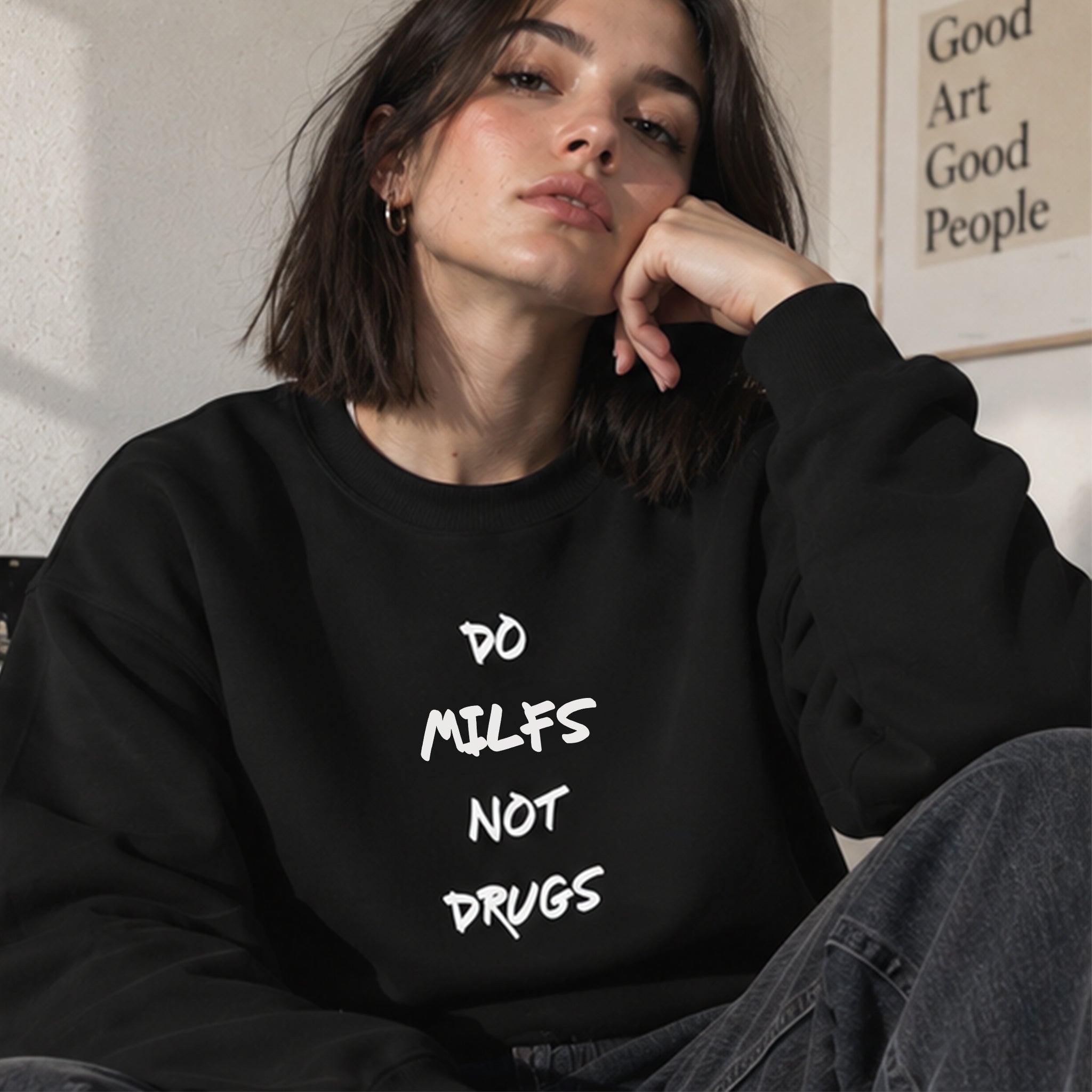 Do MILFs Oversize Sweatshirt – Siyah – model üzerinde ön görünüm