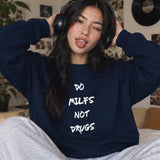 Do MILFs Oversize Sweatshirt – Lacivert – model üzerinde ön görünüm