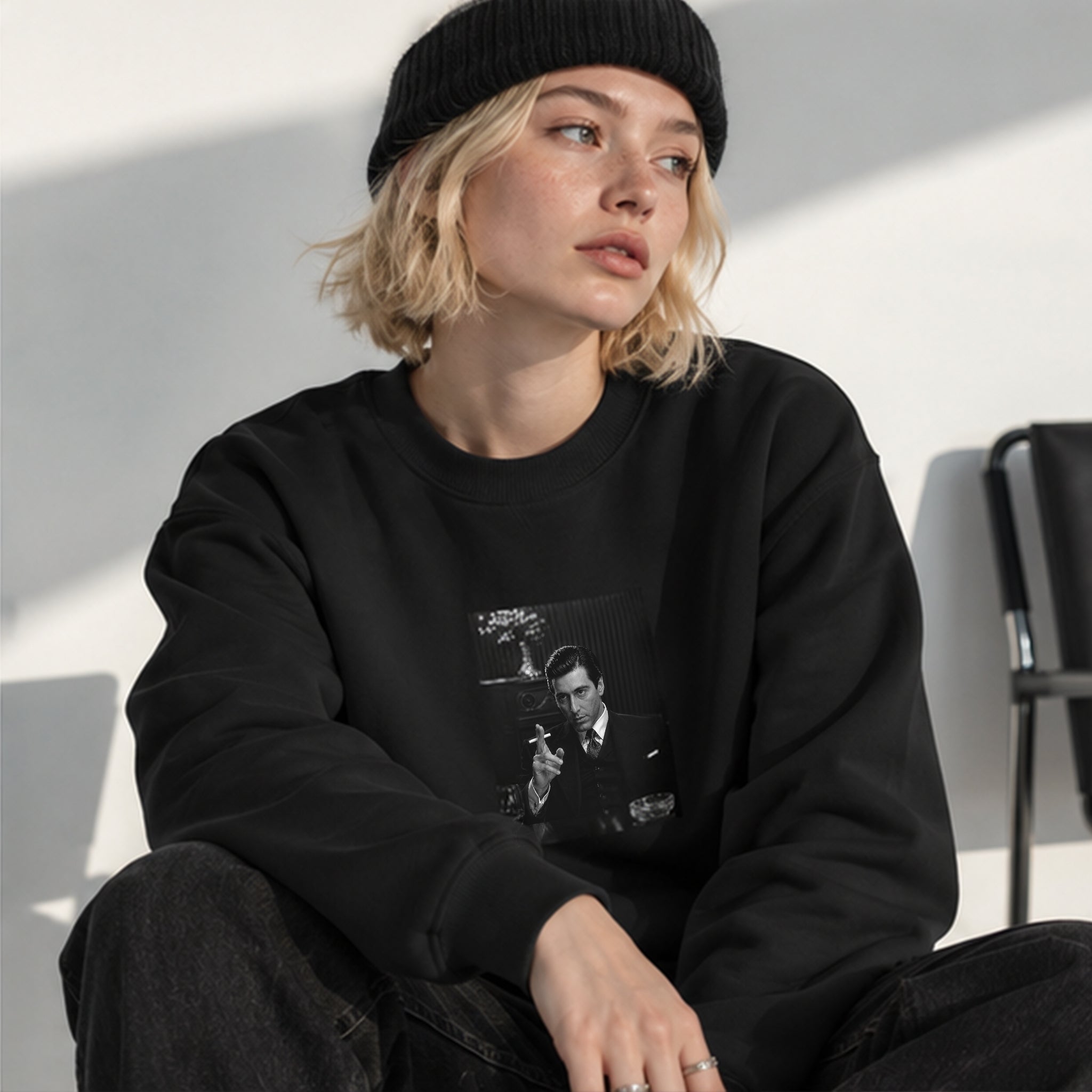 Michael Corleone Oversize Sweatshirt – Siyah – model üzerinde ön görünüm