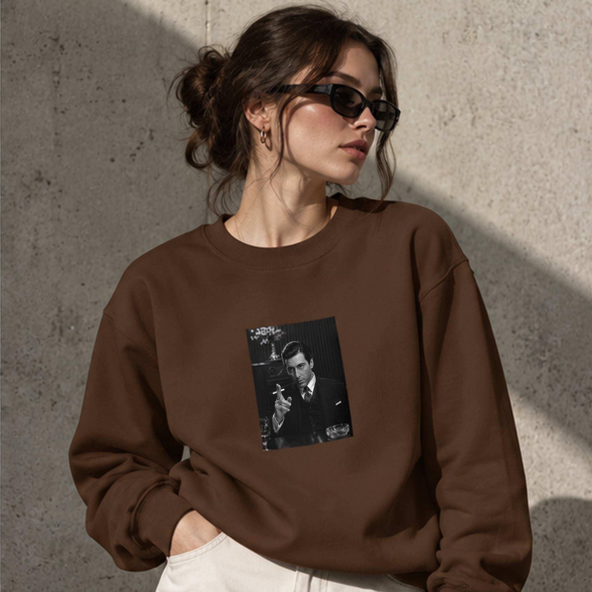Michael Corleone Oversize Sweatshirt – Kahverengi – model üzerinde ön görünüm