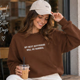 My Next Boyfriend Will Be Normal Oversize Sweatshirt – Kahverengi – model üzerinde ön görünüm