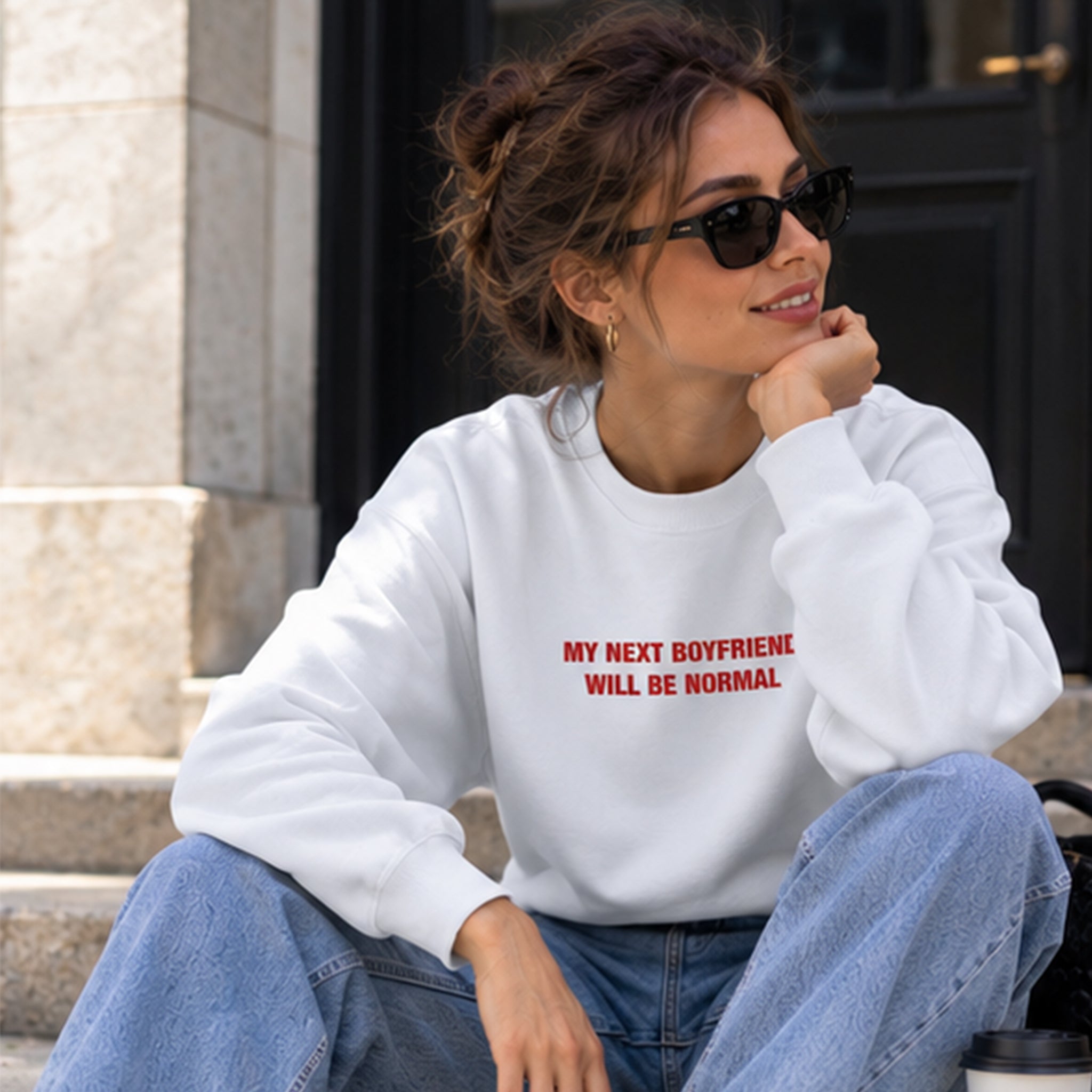 My Next Boyfriend Will Be Normal Oversize Sweatshirt – Beyaz – model üzerinde ön görünüm