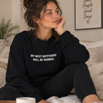 My Next Boyfriend Will Be Normal Oversize Sweatshirt – Siyah – model üzerinde ön görünüm