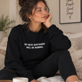 My Next Boyfriend Will Be Normal Oversize Sweatshirt – Siyah – model üzerinde ön görünüm
