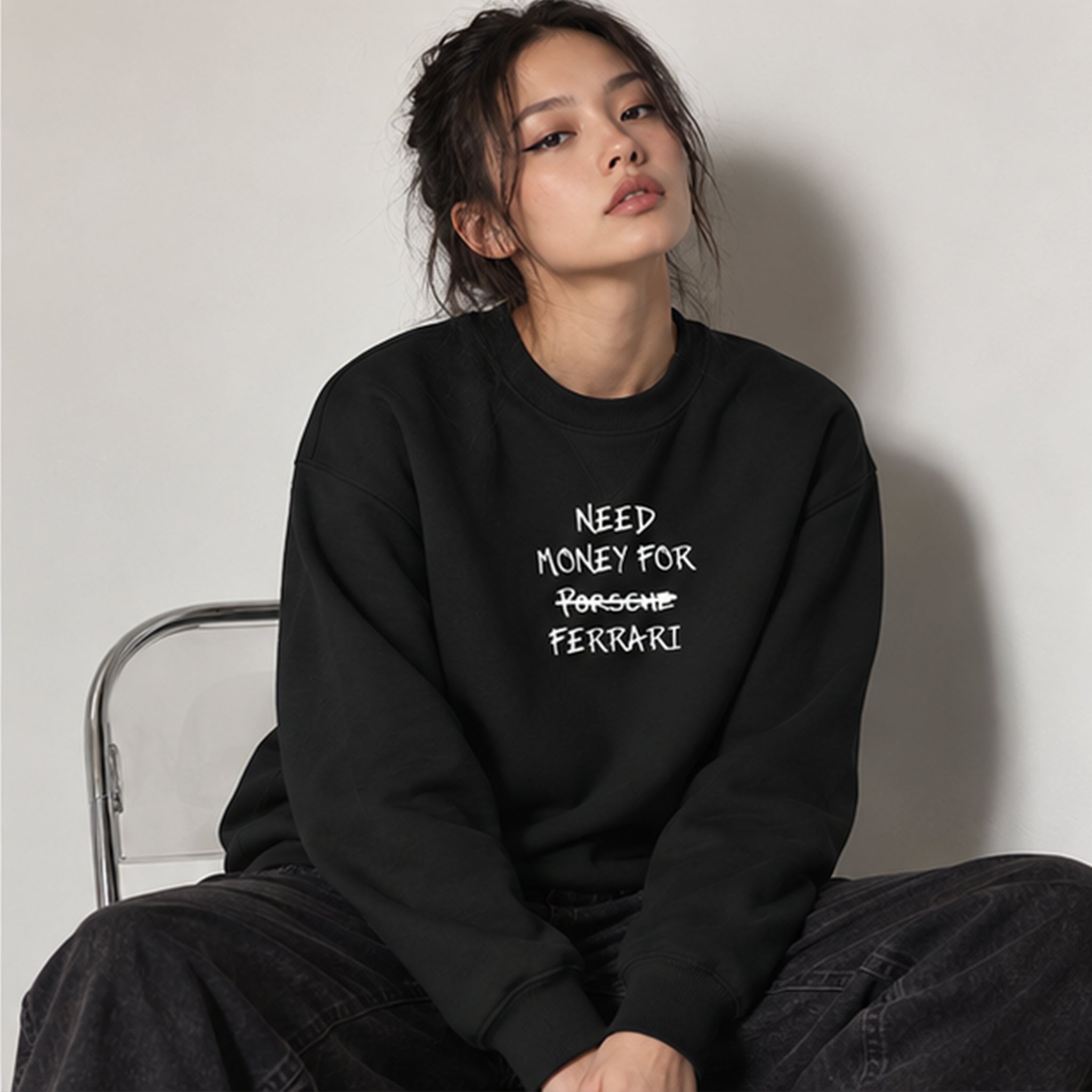 Need Money For Ferrari Oversize Sweatshirt – Siyah – model üzerinde ön görünüm