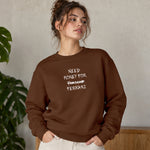 Need Money For Ferrari Oversize Sweatshirt – Kahverengi – model üzerinde ön görünüm