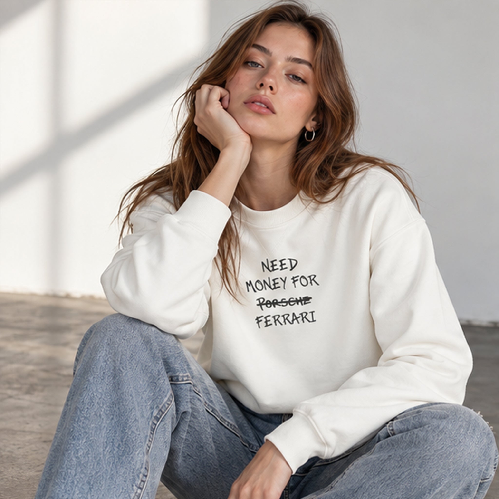 Need Money For Ferrari Oversize Sweatshirt – Beyaz – model üzerinde ön görünüm
