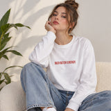 Rich Bitch Energy Oversize Sweatshirt – Beyaz – model üzerinde ön görünüm