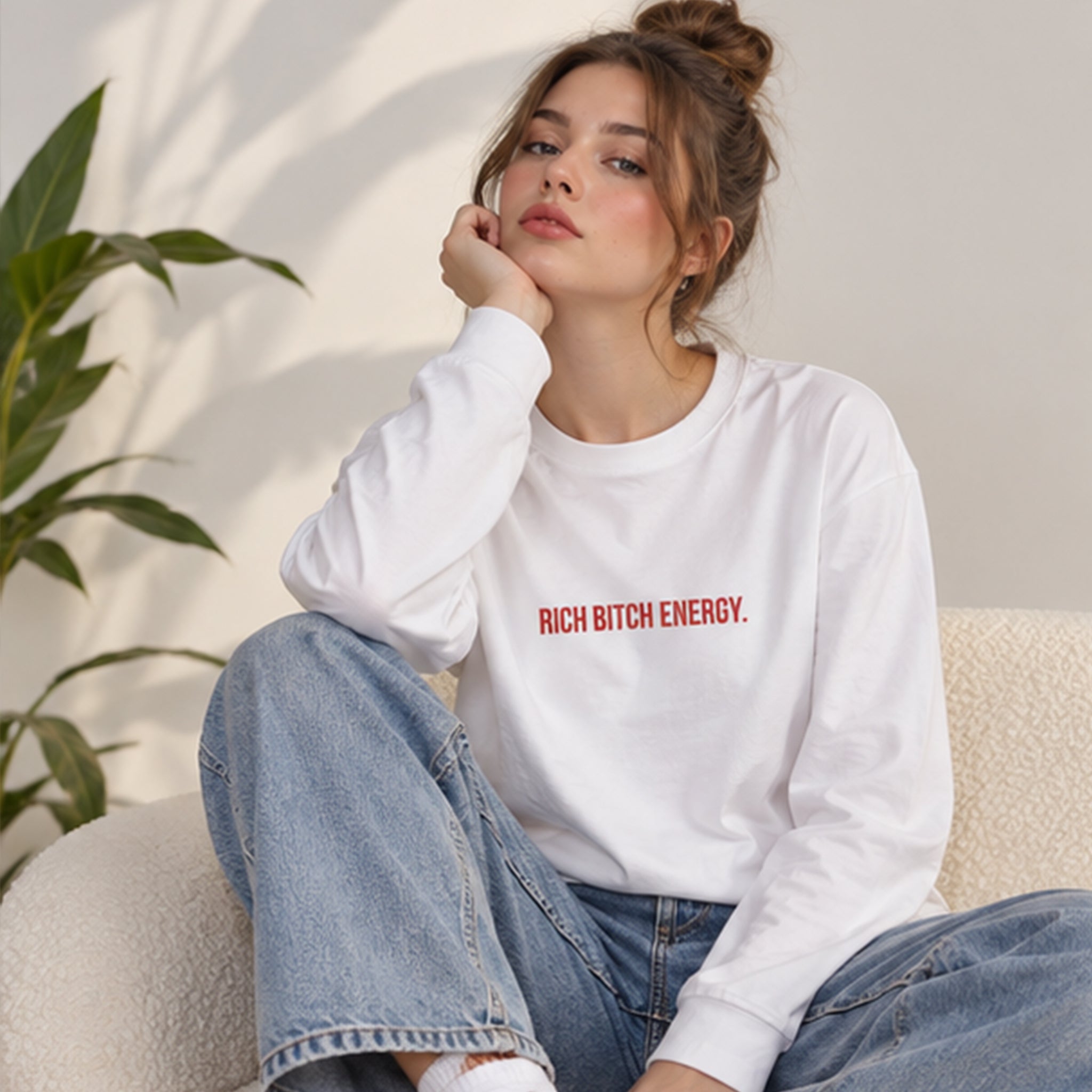 Rich Bitch Energy Oversize Sweatshirt – Beyaz – model üzerinde ön görünüm