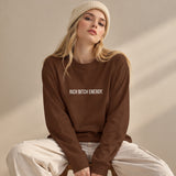 Rich Bitch Energy Oversize Sweatshirt – Kahverengi – model üzerinde ön görünüm