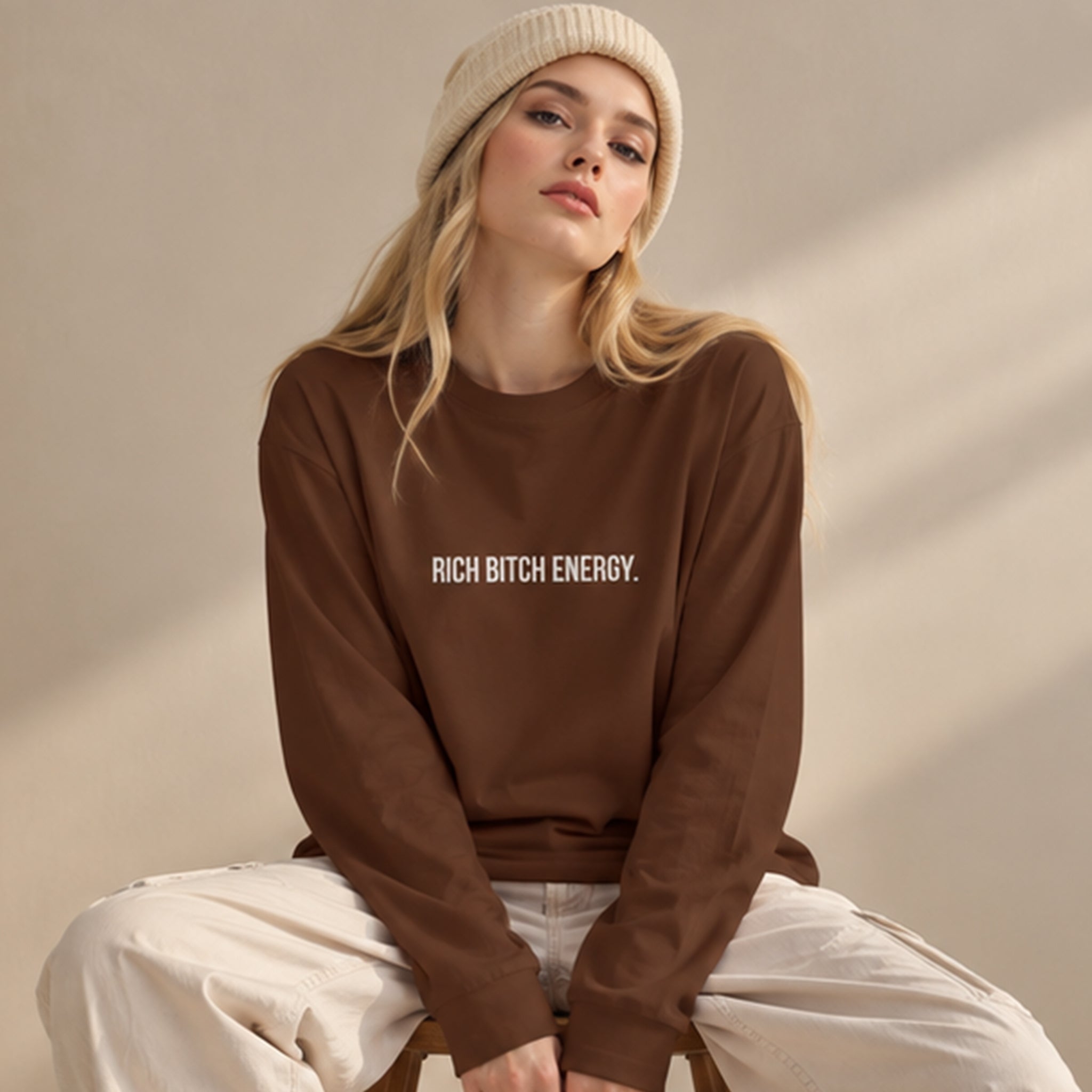 Rich Bitch Energy Oversize Sweatshirt – Kahverengi – model üzerinde ön görünüm