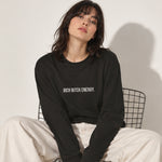 Rich Bitch Energy Oversize Sweatshirt – Siyah – model üzerinde ön görünüm