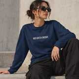 Rich Bitch Energy Oversize Sweatshirt – Lacivert – model üzerinde ön görünüm