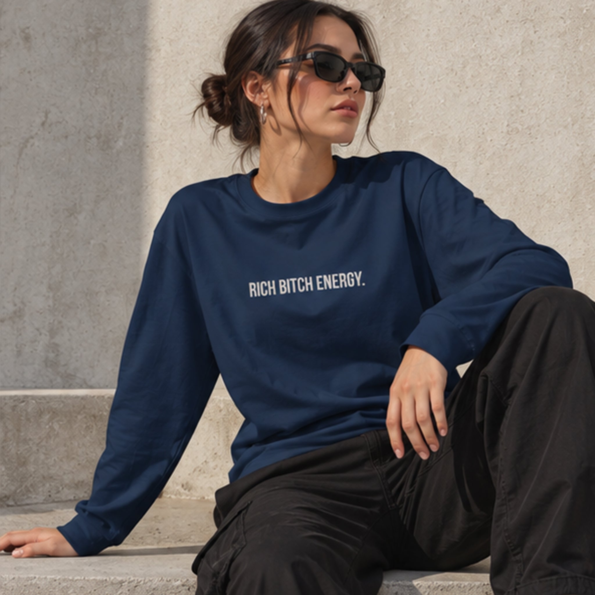 Rich Bitch Energy Oversize Sweatshirt – Lacivert – model üzerinde ön görünüm