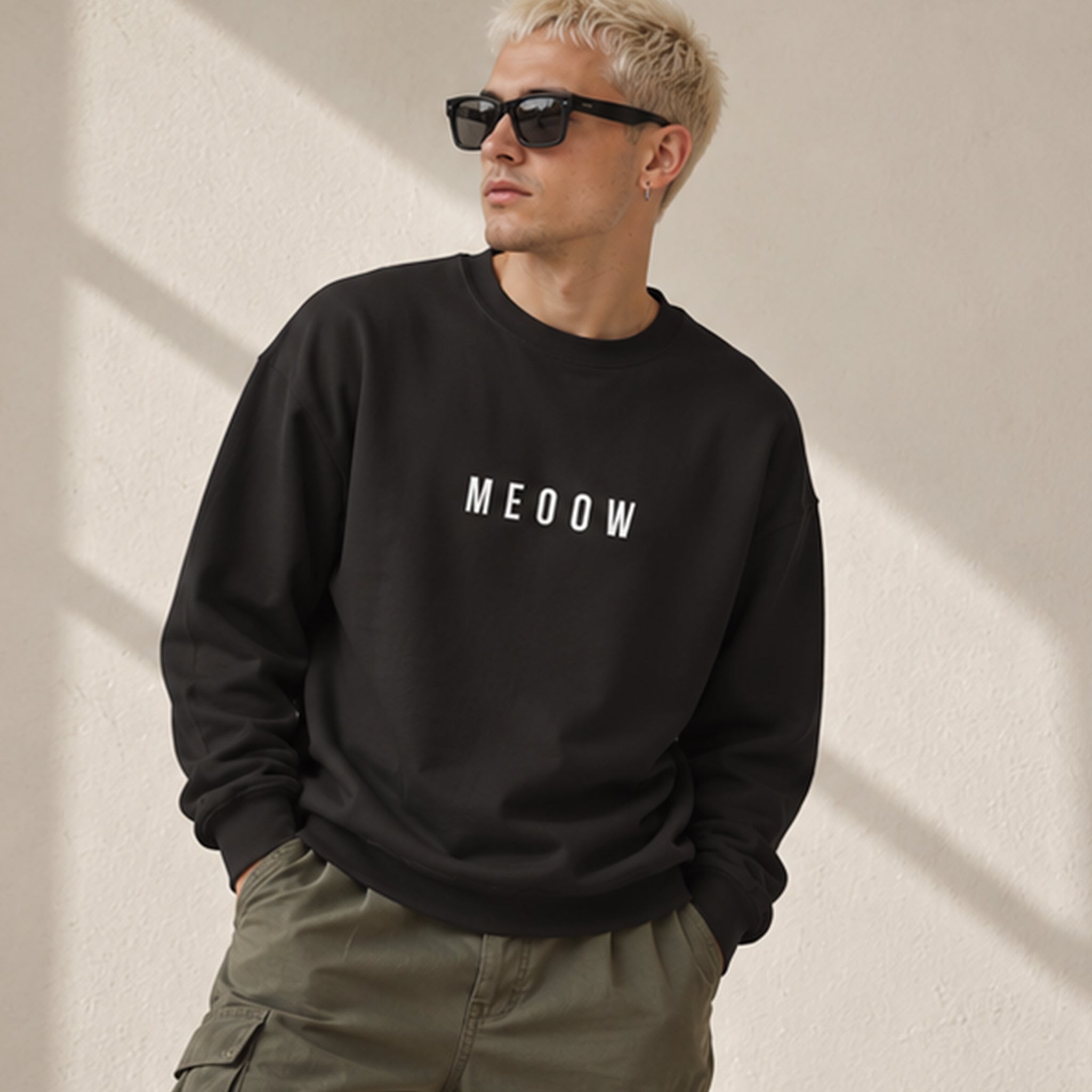 Meoow Oversize Sweatshirt – Siyah – model üzerinde ön görünüm