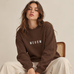Meoow Oversize Sweatshirt – Kahverengi – model üzerinde ön görünüm