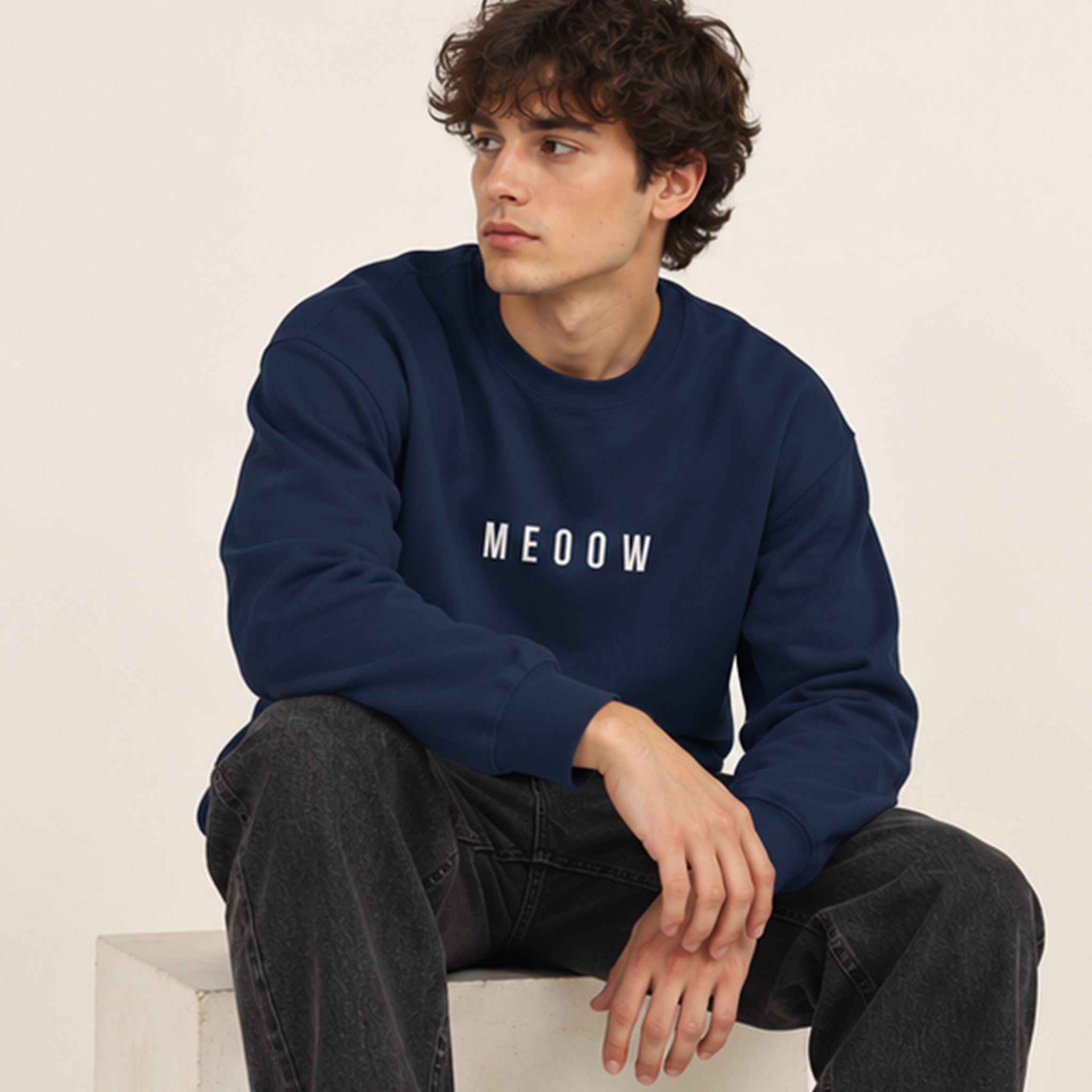 Meoow Oversize Sweatshirt – Lacivert – model üzerinde ön görünüm