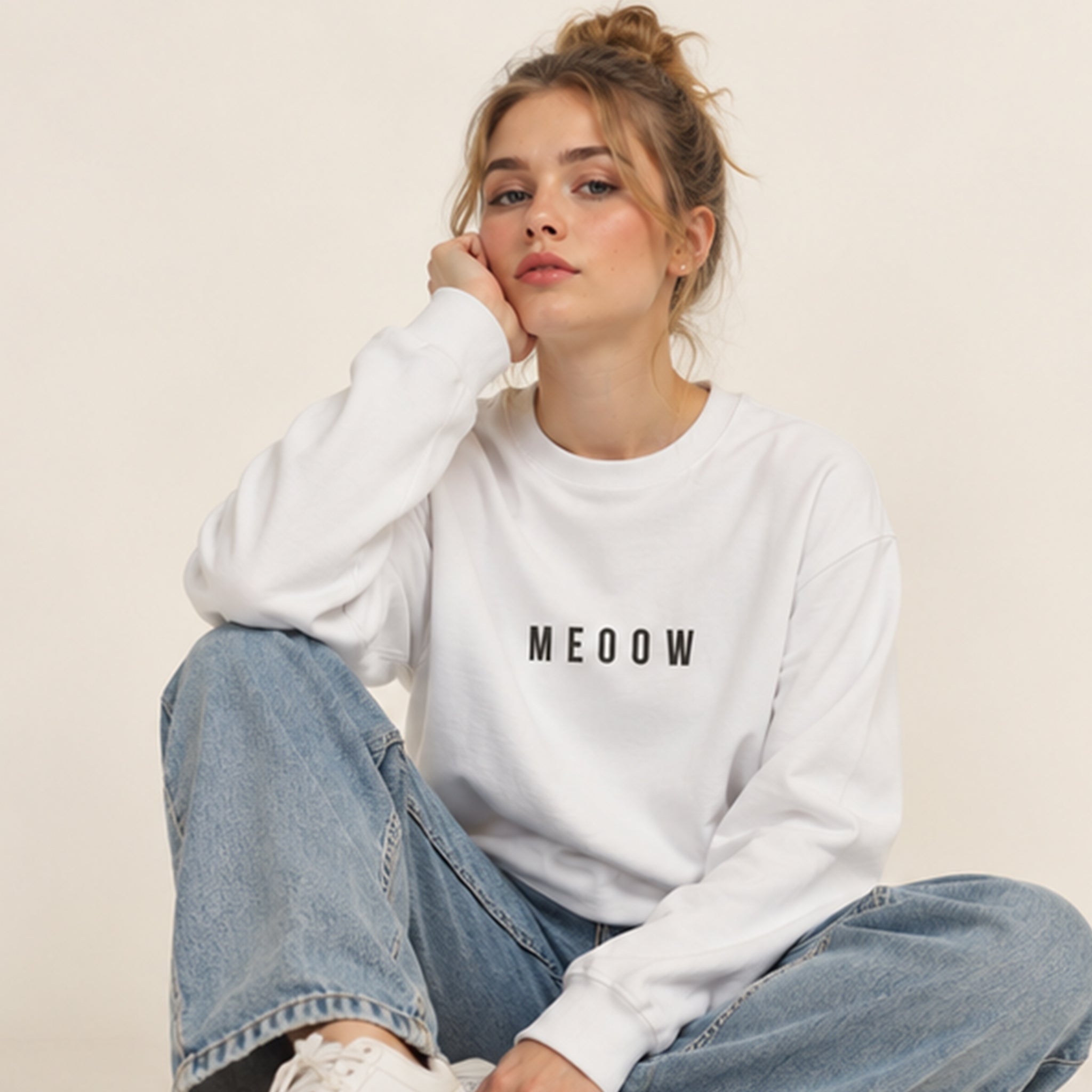 Meoow Oversize Sweatshirt – Beyaz – model üzerinde ön görünüm