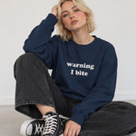 Warning I Bite Oversize Sweatshirt – Lacivert – model üzerinde ön görünüm