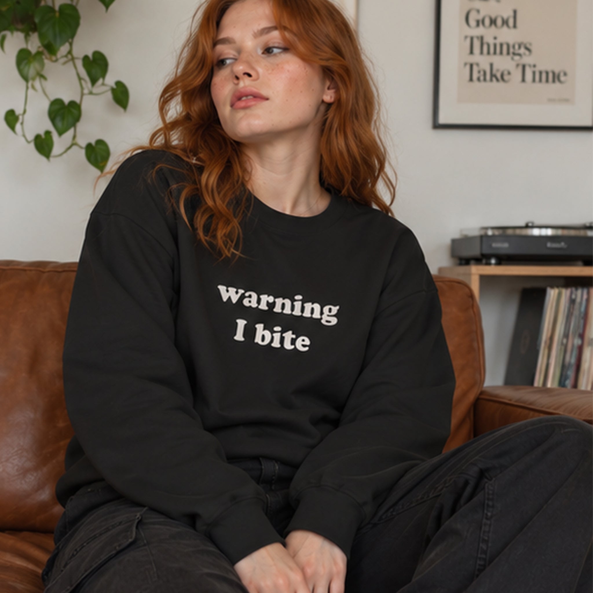 Warning I Bite Oversize Sweatshirt – Siyah – model üzerinde ön görünüm
